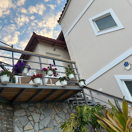 Amazing Familiar Apartments And Rooms Саранда Екстер'єр фото